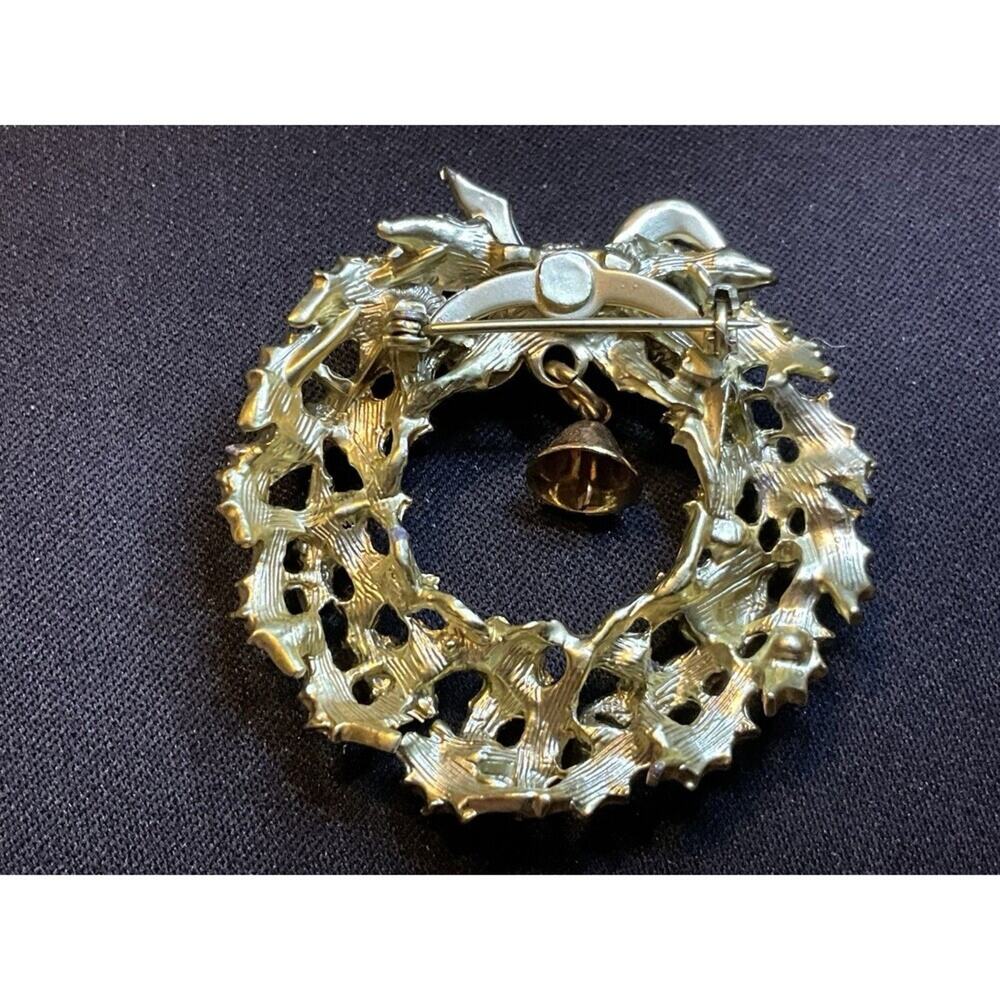 Gold Tone Rhinestone Vintage Wreath And Bell Brooch - Picture 4 of 5